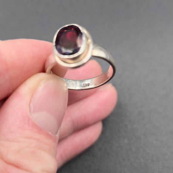 Size 9 Sterling Silver Oval Very Deep Dark Garnet Gem Band Ring A6113 - Picture 5 of 9